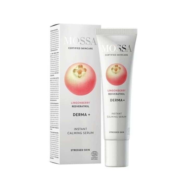 Mossa Instant Calming Serum, puolukka ja resveratroli; putkilo ja rasia, joissa molemmissa marjakuvitus ja teksti stressaantuneen ihon tueksi; pääosin valkoinen pakkaus mustalla groteskitekstillä, putkilon pinta kiiltävä; suorakulmainen, pystyssä oleva pakkaus; lähikuva vaalealla taustalla, ei ihmisiä tai käsiä.