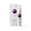 MŎSSA Deep Recovery Collagen Night Cream, tuomipihlajanmarjalla; valkoinen, lieriömäinen pullo mattapinnalla ja pumppuannostelijalla, vieressä suorakulmainen pahvirasia; molemmissa näkyvä violetti marjakuvitus; tuotenimi lihavoidulla groteskifontilla molemmissa osissa; vaalea tausta, ei ihmisiä tai toimintaa.