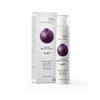 Mossa V LIFT Wrinkle Resist Collagen Day Cream, tuomipihlajanmarjalla; pullo ja rasia, joissa elävä violetti marjakuvitus; pakkaus valkoinen violetein ja hopeanvärisin korostuksin, matta pinta; lieriömäinen pullo pumppuannostelijalla, suorakulmainen rasia; musta groteskifontti tuotetiedoille; sopii kaikille ihotyypeille; neutraali studiotausta, ei ihmisiä tai käsiä.