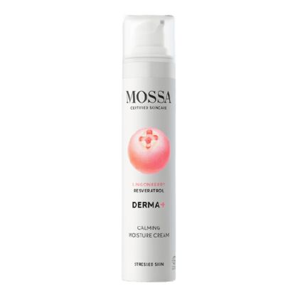 MOSSA Derma+ Calming Moisture Cream, puolukka ja resveratroli; valkoinen pullo, jossa vaaleanpunainen marjakuvitus ja teksti stressaantuneen ihon hoidosta; lieriömäinen pullo, mattapinta, pumppuannostelija; etiketissä mustaa groteskitekstiä, osin vaaleanpunaisena; kuvassa vain tuote vaalealla taustalla, ei ihmisiä tai käsiä.