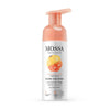 Mossa Glow Cocktail Kirkastava puhdistusvaahto; pullo Mossa Glow Cocktail Cleansing Foam -puhdistusvaahtoa persikanvärisellä muovipumpulla, sylinterinmuotoinen ja kiiltäväpintaisen valkoinen; etuetiketissä kuvia lakkakukasta ja kvittenimarjasta, lihavoitu groteskityyppografia tuotenimelle; pelkistetty valkoinen tausta, ei ihmisiä tai käsiä kuvassa; ainoa luettava teksti on tuotenimi.