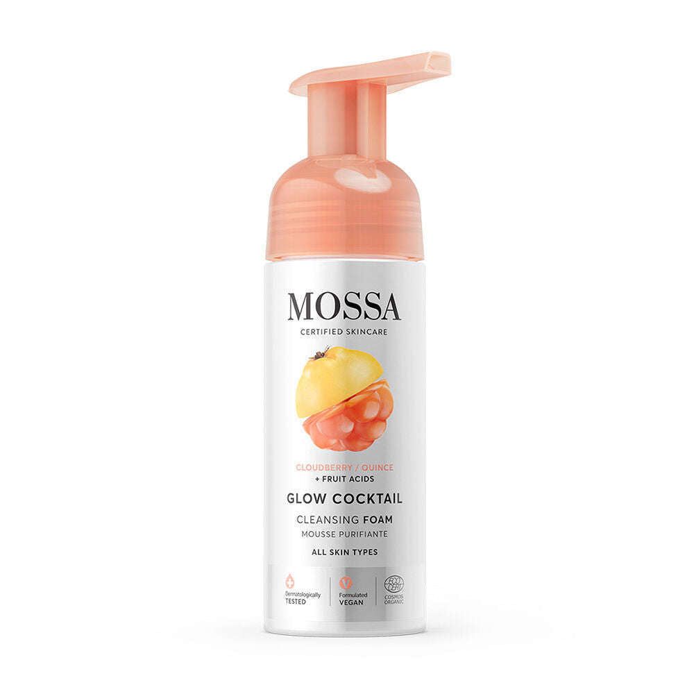 Mossa Glow Cocktail Kirkastava puhdistusvaahto; pullo Mossa Glow Cocktail Cleansing Foam -puhdistusvaahtoa persikanvärisellä muovipumpulla, sylinterinmuotoinen ja kiiltäväpintaisen valkoinen; etuetiketissä kuvia lakkakukasta ja kvittenimarjasta, lihavoitu groteskityyppografia tuotenimelle; pelkistetty valkoinen tausta, ei ihmisiä tai käsiä kuvassa; ainoa luettava teksti on tuotenimi.