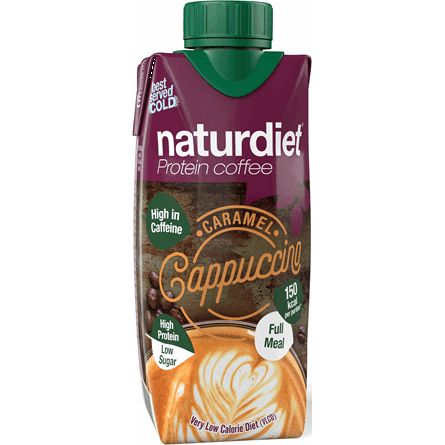 naturdiet Proteiinikahvi Caramel Cappuccino, 12-pack; tetrapakkaus, jossa maininta runsaasta kofeiinista, korkeasta proteiinipitoisuudesta, vähäisestä sokerista, vain 150 kcal:sta, täydestä ateriankorvikkeesta sekä nautitaan kylmänä; etusivulla kuva caramel cappuccino -latteartista; suorakulmainen pakkaus mattapinnalla ja kierrekorkki; vaalea tausta; luettavissa lihavoitua ruskeaa ja valkoista groteskitekstiä; ei ihmisiä tai käsiä.