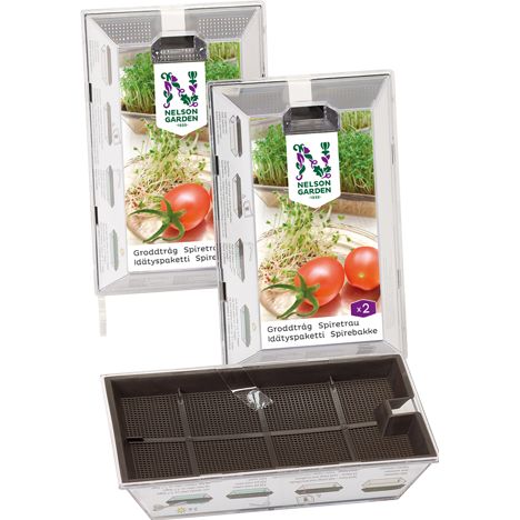Nelson Garden Idätysalusta 2-pack; kaksi Nelson Gardenin idätysalustaa, toinen pakkauksessaan, jossa tomaatteja ja vihreitä kasveja, toinen avoimena alla näyttäen ruudukon siementen järjestämiseen ja itujen kasvattamiseen; alustat suorakulmaisia mattapintaista muovia vihreissä sävyissä; pakkauksen typografia groteskia; molemmat esineet yhtenäistä valkoista taustaa vasten, ei käsiä tai ihmisiä kuvassa.