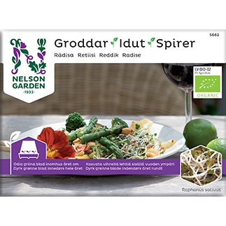 Nelson Garden Idut Luomu Retiisi; siemenpussi tekstillä "Groddar/Idut/Spirer" Nelson Gardenilta, pystyssä valkoisen lautasen vieressä, jossa sekoitettuja salaattilehtiä, ituja, viipaloituja vihanneksia ja näkyviä retiisin ituja; pakkaus suorakulmainen mattapinnalla, tuotenimi groteskifontilla ja luomusertifiointimerkki yhdessä kulmassa; tausta neutraali; ei ihmisiä tai käsiä näkyvissä.