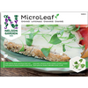 MicroLeaf-siemenpussi Nelson Gardenilta, valmistettu kiiltävästä paperista suorakulmaisessa muodossa. Kuvassa näkyy vihreitä lehtikaalinversoja leivän ja valkoisen juuston päällä. Typografia on lihavoitua ja pääteviivatonta. Monikielistä tekstiä on näkyvissä, ja siinä mainitaan versojen hyödyt. Tausta on vaalea ja yksivärinen. Ihmisiä tai käsiä ei näy.