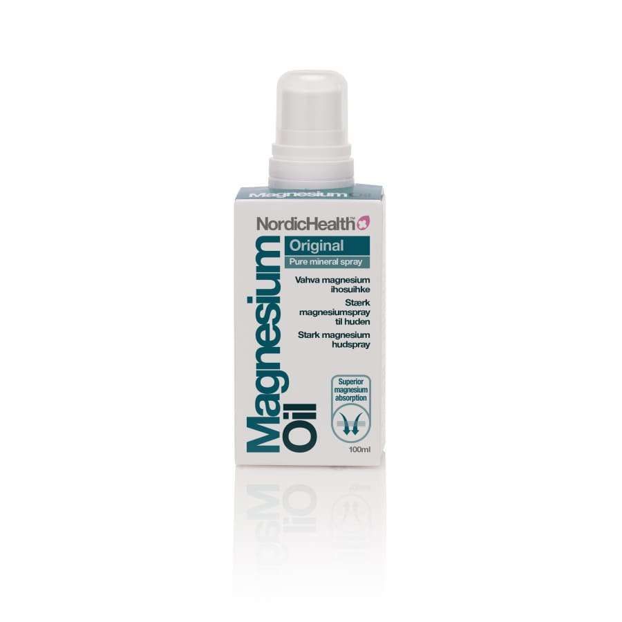 NordicHealth Magnesium Oil Original Pure Mineral Spray -pullo, 100 ml; valkoinen kiiltäväpintainen sylinterinmuotoinen suihkepullo pyöristetyillä olkapäillä, sininen-musta groteskiteksti