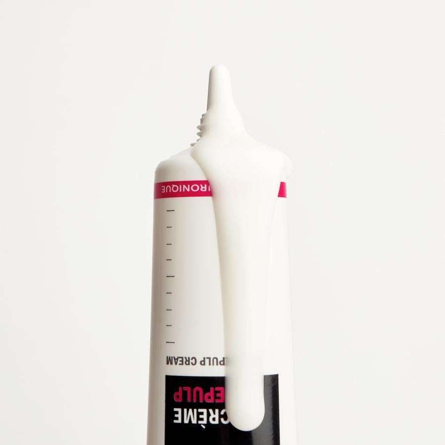 Novexpert HYALURONIC The Repulp Cream; tuubi, josta valuu suuri annos valkoista kosteusvoidetta kyljelle valkoisella taustalla; tuubi sylinterinmuotoinen, sileä ja kiiltäväpintainen, pääosin valkoinen ilman näkyvää etikettiä; korkki ei näy kuvassa; ei ihmisiä tai muita esineitä, tuote keskellä kuva-alaa.