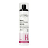 Novexpert HYALURONIC Smoothing Toning Mist; valkoinen suihkupullo mattapintaisena, etiketissä vaaleanpunaista ja mustaa tekstiä brändistä, tuotenimestä ja hyaluronihaposta; pullo sylinterinmuotoinen läpikuultavalla korkilla; puhdas groteskikirjasin; valkoinen tausta, ei ihmisiä tai rekvisiittaa, suora tuotekuva.