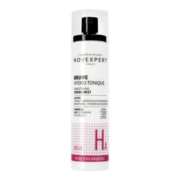 Novexpert HYALURONIC Smoothing Toning Mist; valkoinen suihkupullo mattapintaisena, etiketissä vaaleanpunaista ja mustaa tekstiä brändistä, tuotenimestä ja hyaluronihaposta; pullo sylinterinmuotoinen läpikuultavalla korkilla; puhdas groteskikirjasin; valkoinen tausta, ei ihmisiä tai rekvisiittaa, suora tuotekuva.
