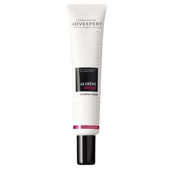 Novexpert HYALURONIC The Repulp Cream; valkoinen tuubi mustalla korkilla pystyssä saumattomalla valkoisella taustalla; tuubi sylinterinmuotoinen ja mattapintainen, etiketissä musta ja magenta groteskiteksti tuote- ja brändinimelle; ei ihmisiä tai muita esineitä kuvassa.