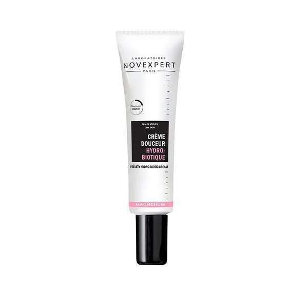 Novexpert MAGNESIUM Hydro-Biotic Velvety Cream; tuubi pystyssä valkoisen ja mustan pakkauksen kera vaaleanpunaisin tehostein, tekstinä Magnesium ja kosteuttavat hyödyt; tuubi mattapintainen suorin sivuin ja tasainen korkki; "NOVEXPERT" pystysuunnassa lihavoidulla groteskikirjasimella, muu teksti pienempänä mustalla valkoisella pohjalla; valkoinen tausta, ei ihmisiä tai rekvisiittaa.