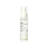 Novexpert POLYPHENOLS Perfect Glow Mist; lieriön muotoinen muovipullo pystyssä, valkoinen mattapintainen pumppu ja vihrein yksityiskohdin varustettu etiketti; pinta puolikiiltävä; lihavoitu, moderni groteskiteksti tuotenimestä; valkoinen tausta.