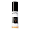 Novexpert VITAMIN C Radiance Lifting Eye Contour; valkoinen ja musta pullo oranssilla tehosteella alaosassa, teksti ranskaksi ja englanniksi C-vitamiinista ja silmänympärysvoiteesta; pullo sylinterinmuotoista muovia mattapintaisella mustalla pumpulla; lihavoitu groteskikirjasin brändille ja tuotenimelle; valkoinen tausta, ei ihmisiä, keskitetty lähikuva.