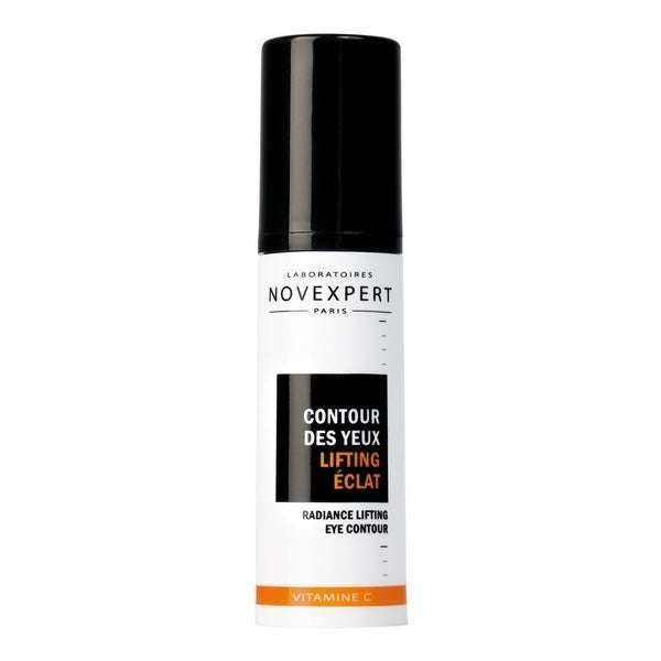 Novexpert VITAMIN C Radiance Lifting Eye Contour; valkoinen ja musta pullo oranssilla tehosteella alaosassa, teksti ranskaksi ja englanniksi C-vitamiinista ja silmänympärysvoiteesta; pullo sylinterinmuotoista muovia mattapintaisella mustalla pumpulla; lihavoitu groteskikirjasin brändille ja tuotenimelle; valkoinen tausta, ei ihmisiä, keskitetty lähikuva.