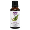 NOW Essential Oils 100% Pure Eucalyptus (Eucalyptus globulus), 30 mL; ruskea lasipullo, uritettu musta muovinen kierrekorkki; suorakulmainen valkoinen etiketti, jossa kuvitettuja vihreitä eukalyptuksenlehtiä sekä violettia ja harmaata groteskitekstiä; vaalea tausta, ei ihmisiä.