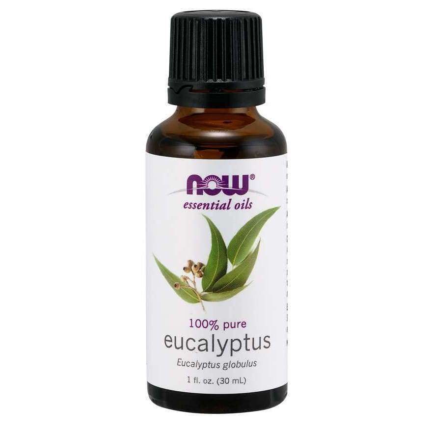 NOW Essential Oils 100% Pure Eucalyptus (Eucalyptus globulus), 30 mL; ruskea lasipullo, uritettu musta muovinen kierrekorkki; suorakulmainen valkoinen etiketti, jossa kuvitettuja vihreitä eukalyptuksenlehtiä sekä violettia ja harmaata groteskitekstiä; vaalea tausta, ei ihmisiä.