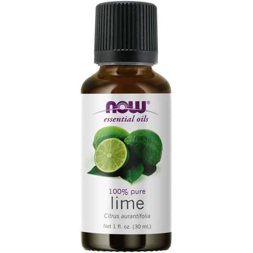 Now Foods Limeöljy; ruskea lasipullo mustalla muovisella uritetulla korkilla, lieriömäinen muoto; etiketissä violettia ja vihreää groteskitekstiä sekä kuva tuoreista limeteistä; tilavuus ilmoitettu fl. oz. ja ml; vaalea tausta, ei ihmisiä tai ylimääräistä rekvisiittaa.