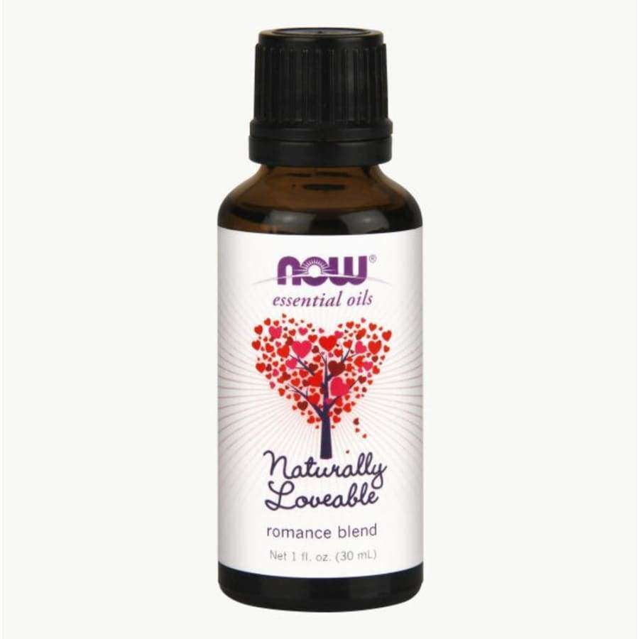 NOW Essential Oils Naturally Loveable -romanttinen öljyseos, 1 oz; kiiltäväpintainen, meripihkanvärinen lasipullo; valkoisessa etiketissä teksti "romance blend" groteskifontilla sekä kuvitus punaisista sydämistä muodostuvasta puusta; musta uritettu korkki; ei ihmisiä; vaalea tausta, tuote kuvattu silmän tasolta.