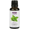 NOW Essential Oils 100% Pure Oregano (Origanum vulgare), 1 fl. oz. (30 mL); ruskea, lieriömäinen pullo, valkoinen muovikorkki; etiketti valkoinen violetein ja vihrein groteskitekstein, NOW-logo sekä kuva vihreistä oreganonlehdistä; sekä pullo että etiketti mattapintaisia; vaalea tausta, studiovalaistus, ei ihmisiä.