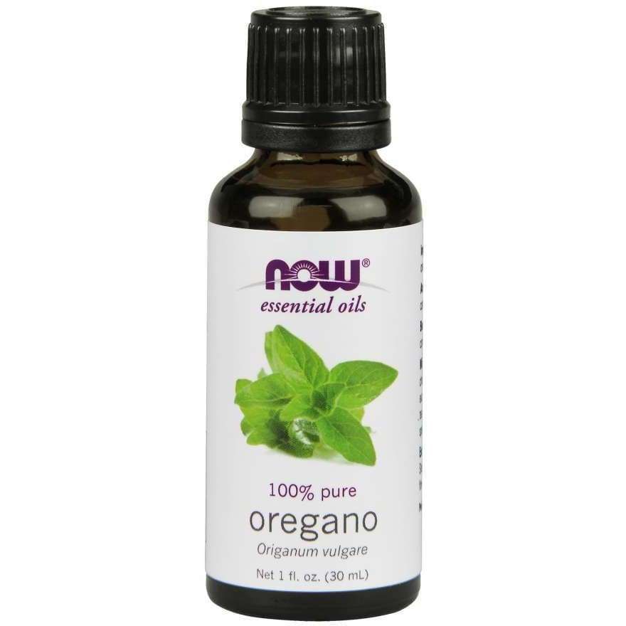 NOW Essential Oils 100% Pure Oregano (Origanum vulgare), 1 fl. oz. (30 mL); ruskea, lieriömäinen pullo, valkoinen muovikorkki; etiketti valkoinen violetein ja vihrein groteskitekstein, NOW-logo sekä kuva vihreistä oreganonlehdistä; sekä pullo että etiketti mattapintaisia; vaalea tausta, studiovalaistus, ei ihmisiä.