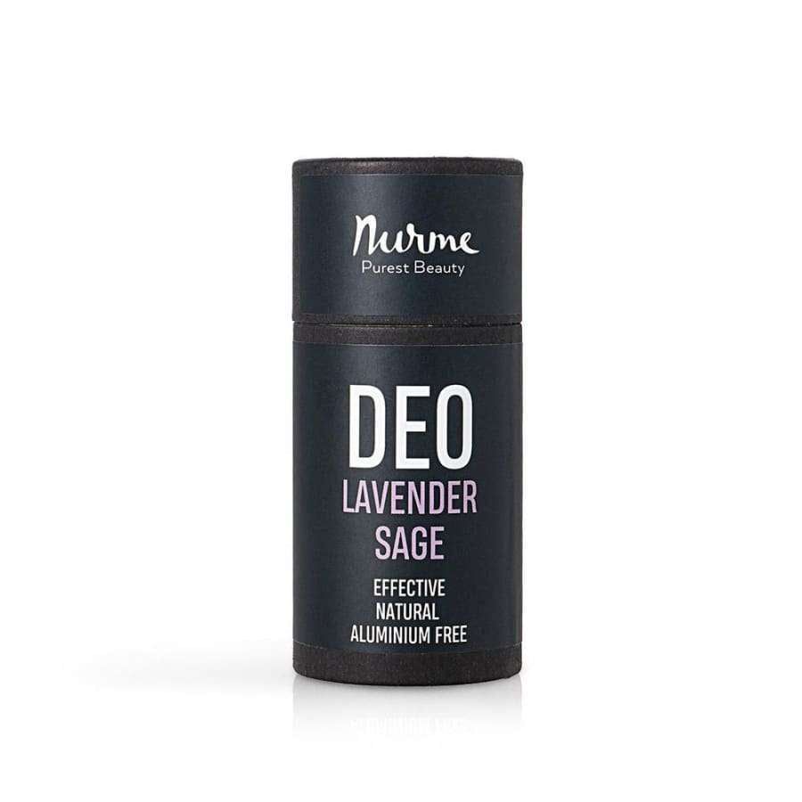 Nurme Purest Beauty DEO Lavender Sage -deodorantti; musta, lieriömäinen purkki pystyssä vaalealla taustalla; mattapinta, etiketin typografia selkeää groteskia; tehokas, luonnollinen, alumiiniton; ei ihmisiä tai käsiä; ei muuta rekvisiittaa tai lisäesineitä.