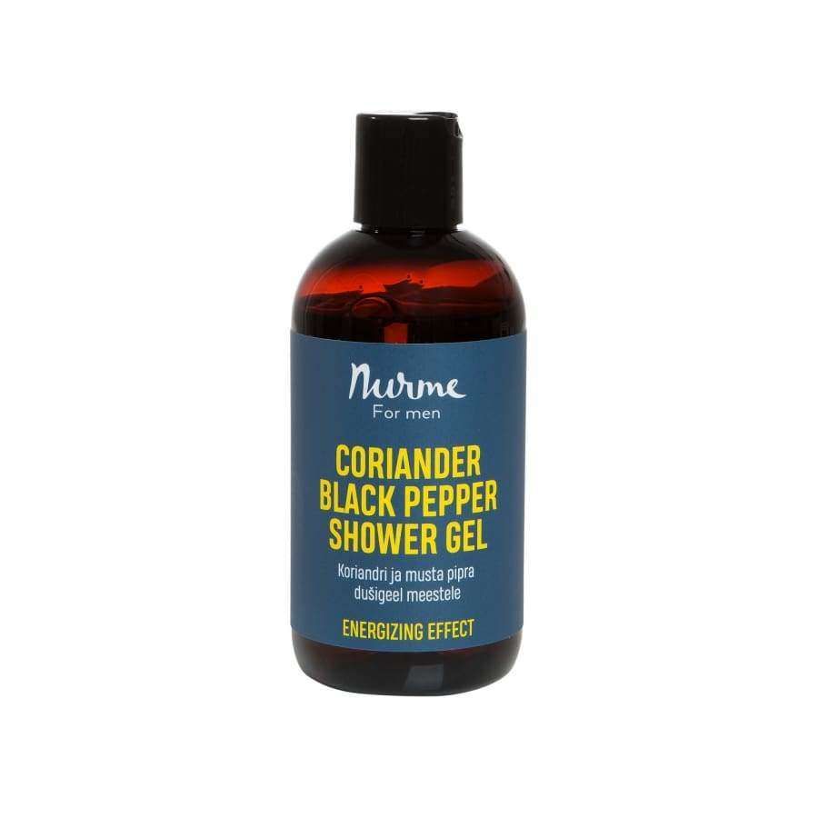 Nurme For Men Coriander Black Pepper Shower Gel -suihkusaippua, piristävä vaikutus; ruskea, lieriömäinen muovipullo mattapinnalla ja mustalla korkilla, pystyssä; etiketissä valkoista ja vihreää groteskitekstiä; ei ihmisiä tai käsiä; vaalea tausta; korianterin ja mustapippurin virkistävä tuoksu.
