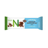 Nutriett Chocolate Crunch & Sea Salt -patukka valkoisessa, sinisessä ja vihreässä kääreessä; kuvia suklaapaloista ja patukasta itsestään, merkitty täydelliseksi ateriankorvikkeeksi ja painonhallintavaihtoehdoksi; pakkaus suorakulmainen mattapinnalla ja lihavoitua tekstausvapaata tekstiä; tausta valkoinen, ei ihmisiä tai muita esineitä näkyvissä; kuva otettu ylhäältä ainoastaan tuotteesta.
