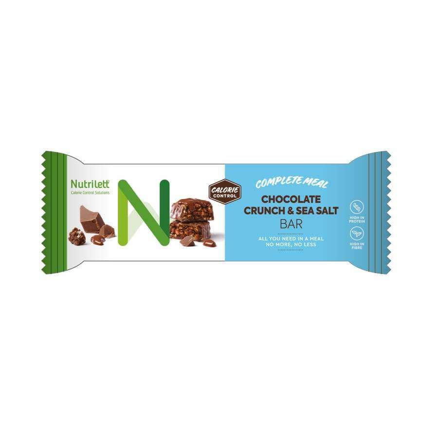 Nutriett Chocolate Crunch & Sea Salt -patukka valkoisessa, sinisessä ja vihreässä kääreessä; kuvia suklaapaloista ja patukasta itsestään, merkitty täydelliseksi ateriankorvikkeeksi ja painonhallintavaihtoehdoksi; pakkaus suorakulmainen mattapinnalla ja lihavoitua tekstausvapaata tekstiä; tausta valkoinen, ei ihmisiä tai muita esineitä näkyvissä; kuva otettu ylhäältä ainoastaan tuotteesta.