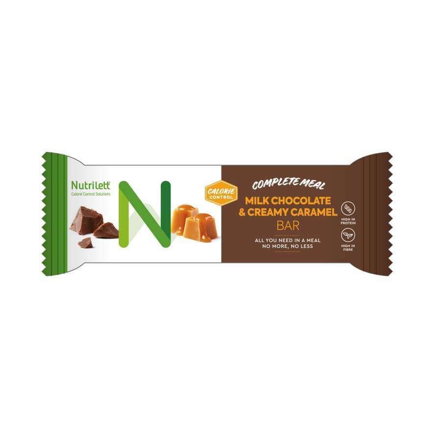 Nutrilett Ateriankorvikepatukka, Milk Chocolate & Creamy Caramel, 15-pack; kiiltävä valkoinen ja ruskea muovipakkaus, suorakulmainen lovetuin reunoin; pakkauksessa kuvia suklaapaloista ja karamellikuutioista, teksti "protein-rich", tuotenimi lihavoidulla groteskifontilla sekä ravintosisältötaulukko oikealla; vaalea tausta, ei ihmisiä tai käsiä.
