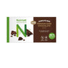 Nutrilett Ateriankorvikepatukka Premium Dark Chocolate 4-pack -pakkaus, valkoinen-ruskea mattapinta, vihreitä korosteita, kuva suklaapaloista; lihavoitu groteskiteksti "30% less sugar", "4 meals inside"