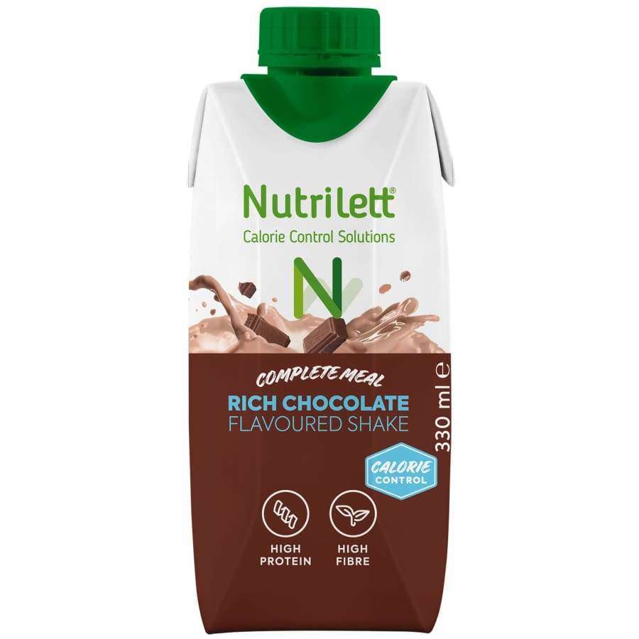 330 ml:n Nutrilett Rich Chocolate Flavoured Protein Shake -pakkaus vihreällä korkilla. Suorakulmainen, kiiltäväpintainen pakkaus pääosin ruskean ja valkoisen sävyinen, lihavoitua pääteviivatonta etikettitekstiä ja suklaaroiskeiden kuvituksia etupuolella. Merkittävää tekstiä ovat korkea proteiinipitoisuus, korkea kuitupitoisuus ja kalorien hallinta. Neutraali tausta, ei käsiä tai ihmisiä kuvassa.