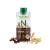 Nutrilett Cocoa & Oat -tölkki vihreällä korkilla, ympärillä kaakaopapuja ja kauran korsia; suorakulmainen mattapintainen pakkaus ruskeissa sävyissä valkoisella paneelilla; etiketissä lukee runsaasti proteiinia, 156 kcal, kauraa tasapainoiseen ravitsemukseen yksinkertaisella tekstausvapaalla fontilla; tausta neutraali; ei ihmisiä tai käsiä näkyvissä; studiotuotekuva.