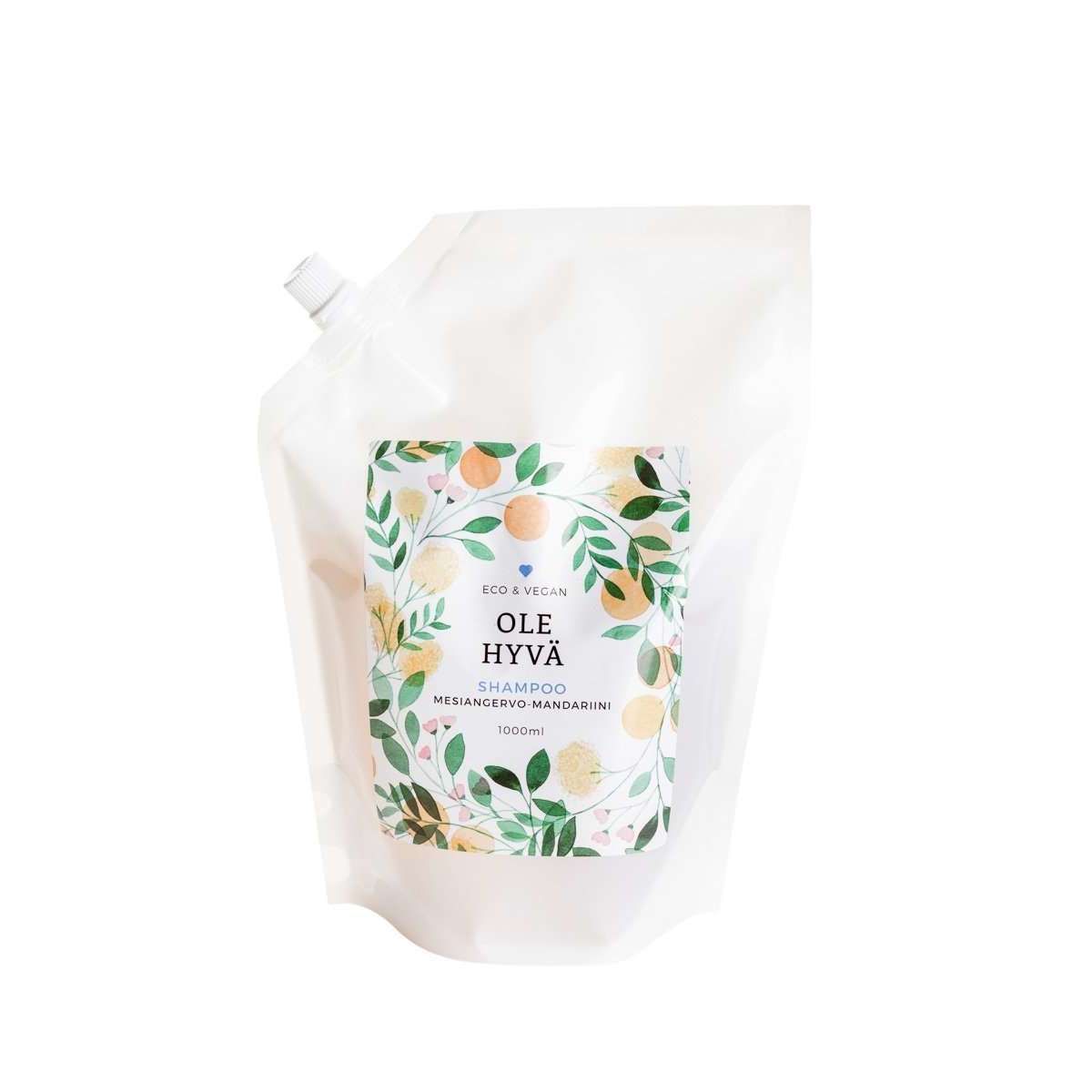Ole Hyvä Shampoo Mesiangervo-Mandariini -täyttöpussi, 1000 ml; puoliläpinäkyvä, joustava ja suorakulmainen pussi nokkakorkilla; etiketissä vihreitä lehtiä ja appelsiineja sekä yksinkertaista tekstausvapaata tekstiä; kuvattu suoraan edestä valkoista taustaa vasten, ei ihmisiä tai käsiä näkyvissä.