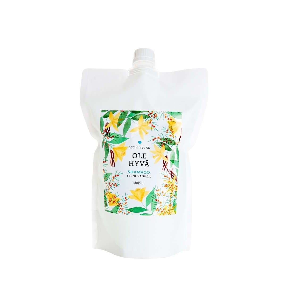 Ole Hyvä Shampoo Tyrni-Vanilja; valkoinen täyttöpussi kukkakuvioisella etiketillä ja kierrekorkilla, sisältö 1000 ml; pussi sileää, mattapintaista muovia pyöristetyin kulmin; etiketissä yksinkertaista groteskitekstiä ja koristeellisia kukkakuvituksia; ei ihmisiä tai käsiä; tausta tasaisesti valaistu ja vailla ylimääräistä rekvisiittaa.