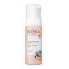 Patyka Paris Clean Detox Cleansing Foam -pullo, valkoinen vaahtoava pumppu ja persikanvärinen etiketti, koostumus antipollutio-hyötyihin ja hellävaraiseen herkän ihon hoitoon; etusivun etiketissä mustaa tekstausvapaata tekstiä; pullo sylinterimäinen mattapinnalla; ei ihmisiä tai käsiä näkyvissä, tausta valkoinen; studiotuotekuva.