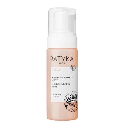 Patyka Paris Clean Detox Cleansing Foam -pullo, valkoinen vaahtoava pumppu ja persikanvärinen etiketti, koostumus antipollutio-hyötyihin ja hellävaraiseen herkän ihon hoitoon; etusivun etiketissä mustaa tekstausvapaata tekstiä; pullo sylinterimäinen mattapinnalla; ei ihmisiä tai käsiä näkyvissä, tausta valkoinen; studiotuotekuva.