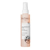 Patyka Paris Clean Melting Cleansing Oil -pullo, valkoinen pumppuannostelija, vaaleanpersikanvärinen suorakulmainen etiketti ja ohut musta kasviaiheinen kuvitus alareunassa; pullo sylinterimäinen ja läpinäkyvä kiiltäväpinnalla; serif-fonttia käytetty päätuotenimessä; tausta valkoinen ja yksinkertainen, ei ihmisiä tai rekvisiittaa näkyvissä.