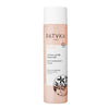 Patyka Paris Soothing Milky Toner -pullo, vaaleanpunainen ja valkoinen etiketti, kasviuutekuvituksia ja tuotetietoja etupuolella; valkoinen sylinterimäinen muovipullo mattapinnalla; etiketissä mustaa tekstausvapaata typografiaa brändinimelle ja tuotteelle, kasvipiirrokset viivataidetta; läpinäkyvä muovikorkki; pystyssä oleva studiokuva yksinkertaista taustaa vasten; ei ihmisiä tai käsiä näkyvissä.