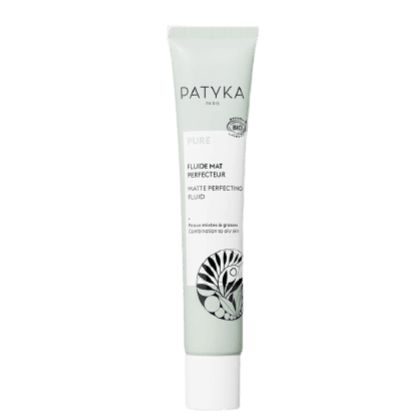 Patyka Pure Matte Perfecting Fluid -tuubi, valkoinen korkki ja vihreä-valkoinen etiketti, pystyssä valkoista taustaa vasten; tuubi sylinterimäinen sileäpintainen mattaviimeistelyllä; etiketissä tekstausvapaata typografiaa ja näkyvissä tuotenimi; ei ihmisiä tai käsiä näkyvissä kuvassa.