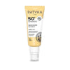 Patyka Face Sun Cream SPF50+ Aurinkovoide kasvoille; tuubi Patyka Paris SPF 50+ -aurinkovoidetta herkälle iholle, valkoisen ja keltaisen suunnittelun kera pumppuannostelijalla; pakkaus mattapintainen; musta ja keltainen teksti etiketissä lukee "SPF 50+" ja viittaa antioksidanttikoostumukseen sekä valtamerten kunnioittamiseen; ei ihmisiä kuvassa; tuote kuvattu vaaleaa taustaa vasten.