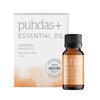 Puhdas+ Essential Oil Ginger Oil -pullo ja pakkaus, 10 ml, oransseja korostuksia ja tekstiä, joka ilmoittaa 100-prosenttisesti puhtaan inkiväärinöljyn, valmistettu Suomessa ja tutkitusti laadukas; pullo pieni ja sylinterimäinen valkoisella etiketillä ja oranssilla korkilla; laatikko suorakulmainen mattapinnalla; molemmat tekstausvapaata typografiaa; tausta valkoinen; ei ihmisiä tai käsiä näkyvissä.
