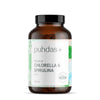 puhdas+ Premium Chlorella & Spirulina 500 mg, 300 tabl.; ruskea pullo, valkoinen ja vihreä etiketti abstrakteilla spirulinan innoittamilla kuvioilla; lieriömäinen muovipullo mattapinnalla ja valkoisella kierrekorkilla; brändinimi pienaakkosin groteskityypillä; vaalea tausta, tuote keskitetty, ei ihmisiä tai käsiä.