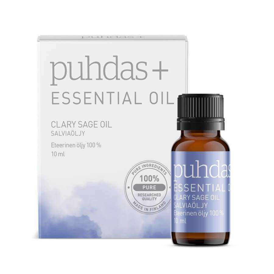 puhdas+ ESSENTIAL OIL CLARY SAGE OIL -pullo, pieni ruskea pullo vastaavan suorakulmaisen laatikon edessä samankaltaisin tekstein ja sinisellä liukuvärillä; molemmissa "10 ml" ja puhtaustietoa mattapinnoilla; etiketti ja laatikko lihavoitua modernia tekstausvapaata typografiaa; tausta valkoinen ilman ympäristöä tai ihmisiä; kuva suora ja keskitetty.