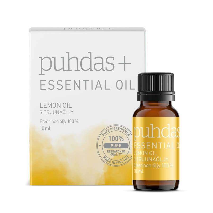 Puhdas+ Essential Oil Lemon Oil -pullo, 10 ml, esiteltynä pakkauksensa edessä, jossa valkoinen designi keltaisin korostuksin ja tekstiä puhtaudesta sekä sitruunaöljyn hyödyistä; pullo sylinterimäinen mustalla korkilla ja läpinäkyvällä etiketillä; pakkauksessa mustaa ja keltaista tekstausvapaata tekstiä mattavalkoisella pohjalla; ei ihmisiä tai käsiä näkyvissä, tausta yksinkertainen, suora tuotekuva.