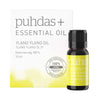 Puhdas+ Eteerinen Ylang Ylang öljy; rasia ja pieni pullo Puhdas+ eteeristä öljyä, merkitty Ylang Ylang -öljyksi, 10 ml, 100-prosenttisen puhdasta eteeristä öljyä; pakkaus valkoinen keltaisin korostuksin; molemmissa siistiä, groteskia tekstiä englanniksi ja suomeksi; rasia ja pullo aseteltuna neutraalia taustaa vasten; ei ihmisiä tai lisäesineitä kuvassa.
