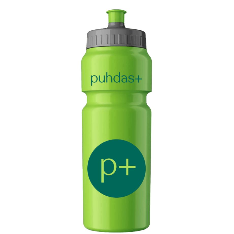 Puhdas+ Sports Drink -juomapullo; kirkkaanvihreä, mattapintainen ja lieriön muotoinen uudelleenkäytettävä juomapullo harmaalla korkilla; kyljessä vihreä teksti "puhdas+" sekä suuri turkoosi ympyrä, jossa merkintä "p+"; ei pakkausta näkyvissä.