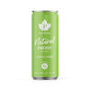 Puhdistamo Natural Energy Drink, Vihreä Omena; vihreä alumiinitölkki, jossa 0 g sokeria ja 180 mg luonnollista kofeiinia; mattapinta, lieriömäinen muoto avausrenkaalla; suuri valkoinen vaahterenlehtikuvitus ja groteskitekstiä etusivulla; vaalea tausta, ei ihmisiä tai käsiä.