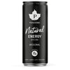 Puhdistamo Natural Energy Drink Original; musta sylinterinmuotoinen tölkki mattapintaisena, valkoinen teksti ja vaahteranlehtilogo; tuote merkitty sokerittomaksi, sisältää 180 mg luonnollista kofeiinia energiaa varten; groteskikirjasin lihavoituna; ei ihmisiä tai käsiä, valkoinen tausta, studiotuotekuva.