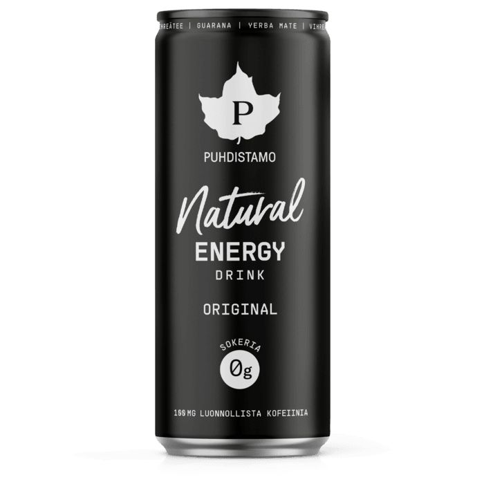 Puhdistamo Natural Energy Drink Original; musta sylinterinmuotoinen tölkki mattapintaisena, valkoinen teksti ja vaahteranlehtilogo; tuote merkitty sokerittomaksi, sisältää 180 mg luonnollista kofeiinia energiaa varten; groteskikirjasin lihavoituna; ei ihmisiä tai käsiä, valkoinen tausta, studiotuotekuva.